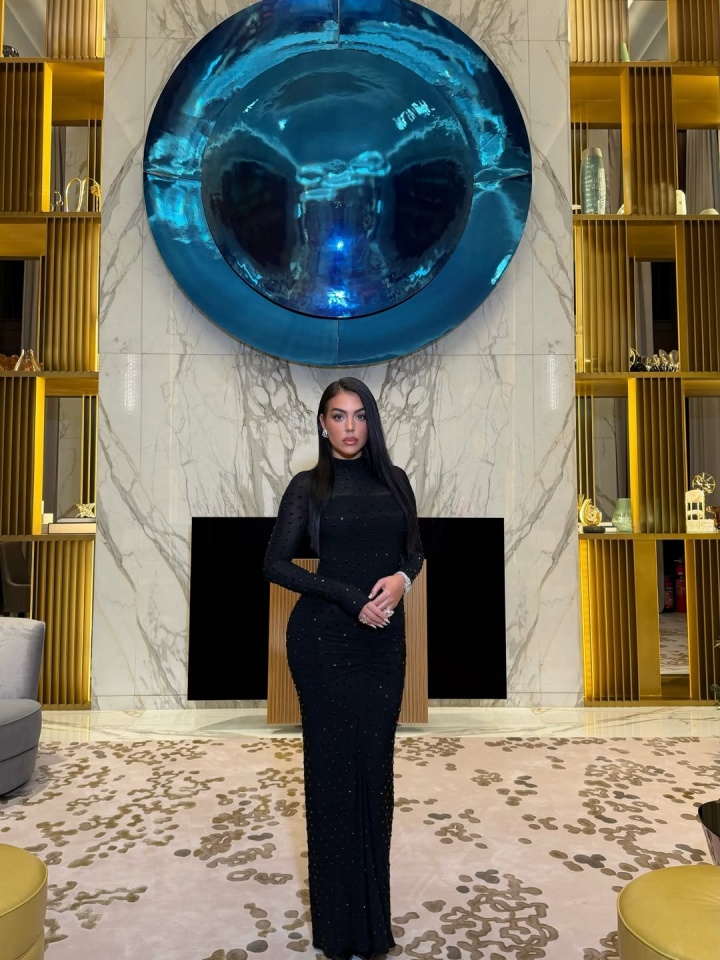 开云在线-顶流!乔治娜晒社媒总粉丝量,ins近7200万+tiktok突破2000万