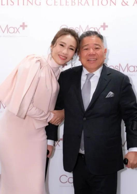 开云娱乐-黎姿太丰满了，真空穿紧身裙都兜不住好身材，我感慨富商真会选人